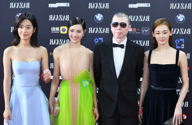 冯小刚与钟楚曦同框,带着墨镜装酷,网友怒了:要看