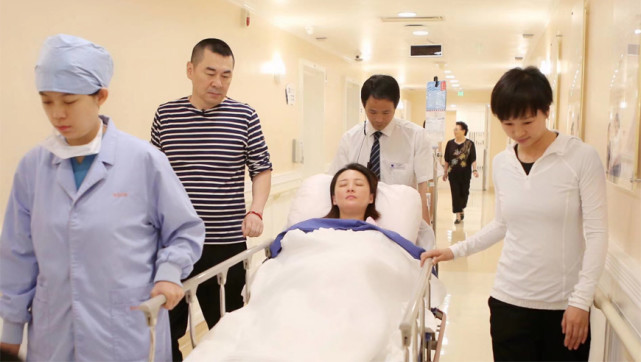 蒋勤勤产下二胎儿子，进产房前陈建斌甜蜜亲吻，儿子照片曝光（组图） - 4