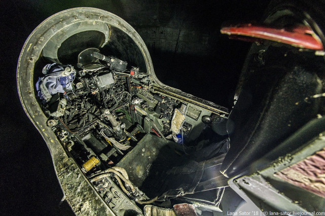 这是废弃歼-6战斗机的座舱,基本烂透了(来自:新军事网)