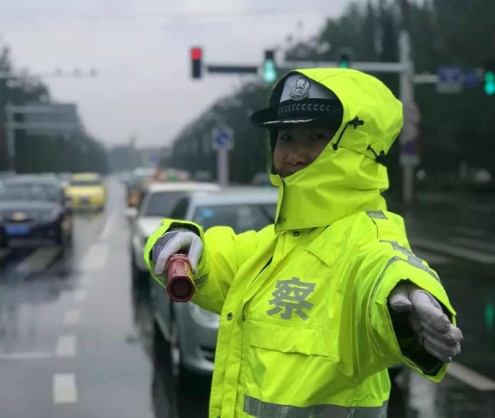 雨中交警最暖身影