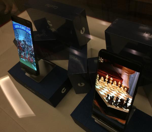 上海首批柔性手机屏量产:打破国外技术垄断 明