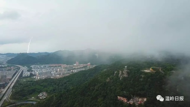 台州东海塘疑似刮起龙卷风 温岭气象台发布灾