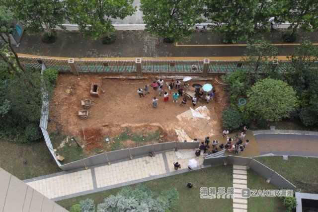 小区离村庄近人口杂乱怎么办_小区门口照片(2)