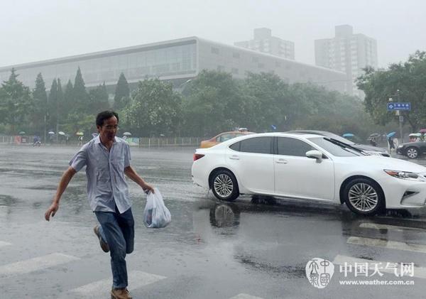 北京暴雨蓝色预警：傍晚前平原及山前地区有强降雨