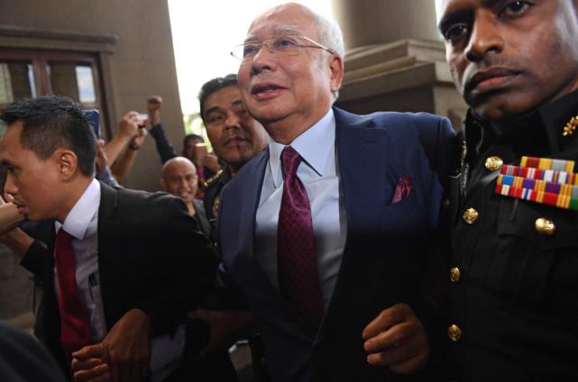 马来西亚前总理纳吉布被控四项罪名