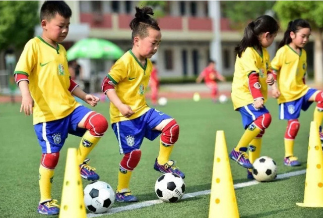 梅罗双骄谢幕,别遗憾!美的粤中亲子足球嘉年