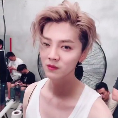 鹿晗要是可爱起来 真没女生什么事了:烈焰红唇