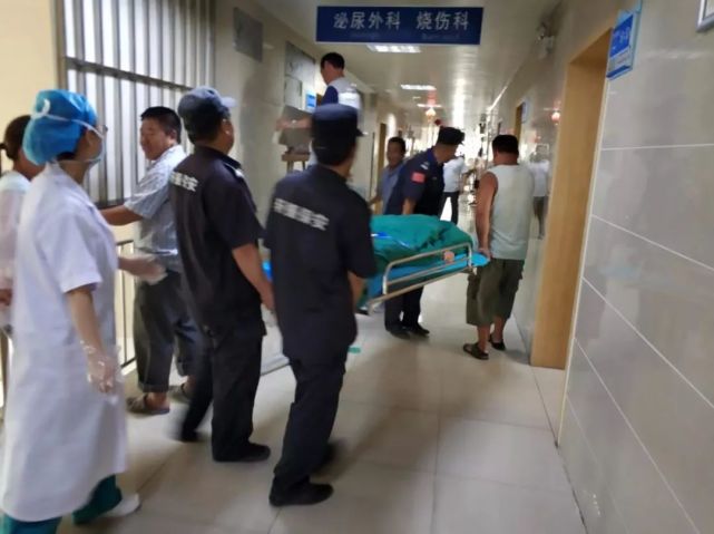 济源一医院电梯出故障 保安们扛病人往返手术