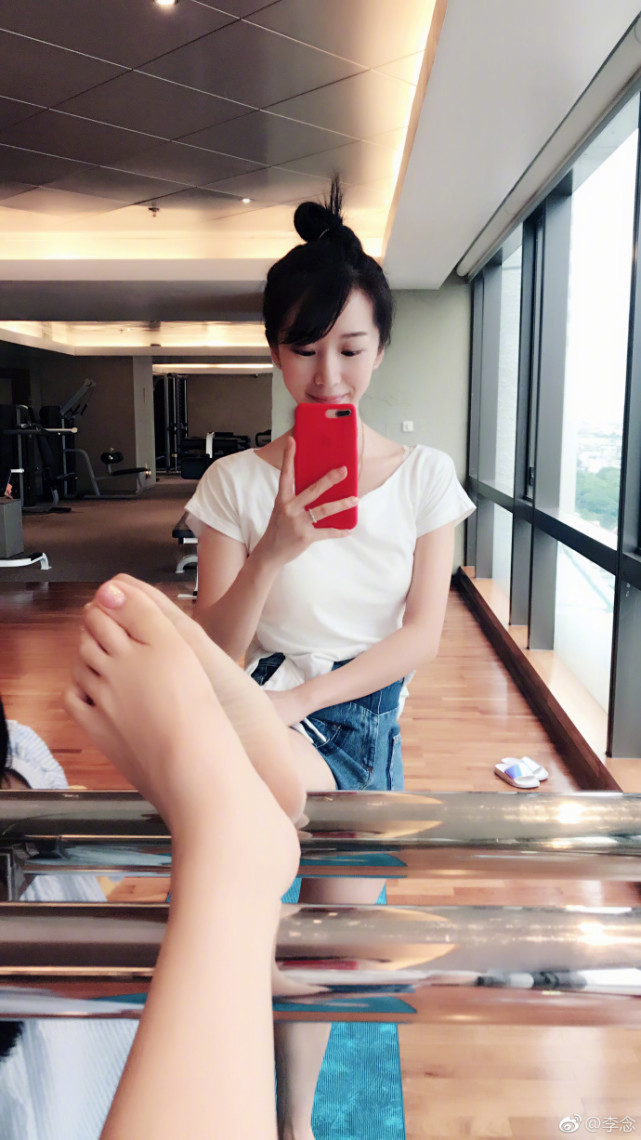 中李念是一个健身达人,只要不拍戏每天早上起来的第一件事就是做瑜伽
