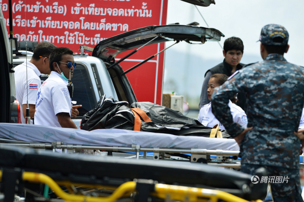 目前，泰方出动了船舰、专业潜水员、海军、水警正在加紧进行搜救工作。