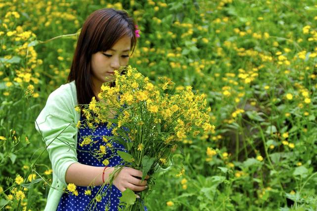 美女伴鲜花,花与人美上加美,花海美女,不一样的享受!