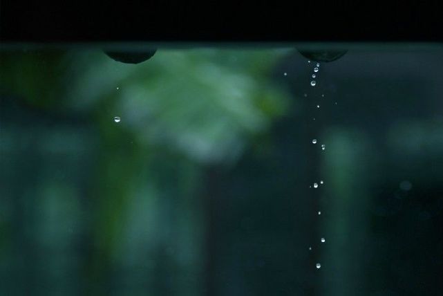 雨是别离雨,"枕上轻寒窗外雨,眼前春色梦中人"有时,雨是相思雨,心境更