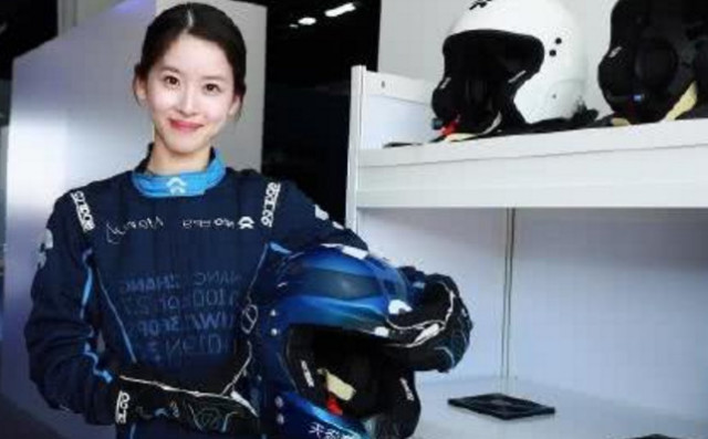 刘强东有多爱奶茶妹妹，1000万的电动超跑座驾，还刻着两人的