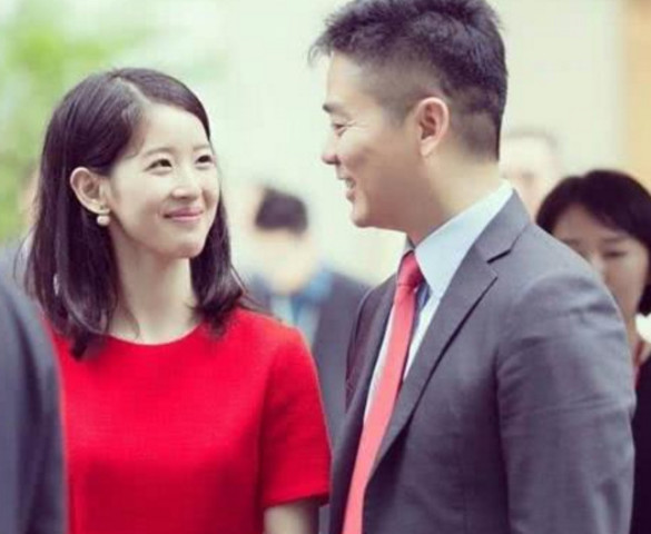 刘强东有多爱奶茶妹妹，1000万的电动超跑座驾，还刻着两人的