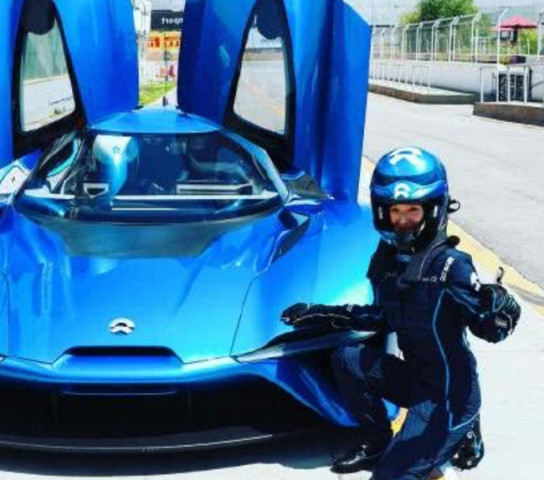 刘强东有多爱奶茶妹妹，1000万的电动超跑座驾，还刻着两人的
