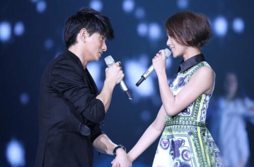 刘诗诗不管和谁合照都是一脸冷淡,和胡歌也是