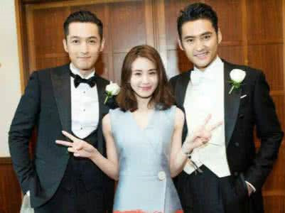 刘诗诗不管和谁合照都是一脸冷淡,和胡歌也是