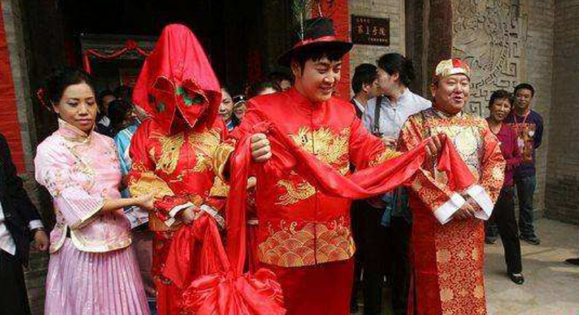 哥哥为买房,逼我嫁一个傻子,婚礼上哥哥见到我婆婆后哭了!