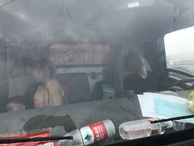 绍兴一货车驾驶员高速上停车睡觉 旁边还有小