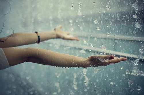 下雨天经典伤感说说:你一哭,全世界都下雨了
