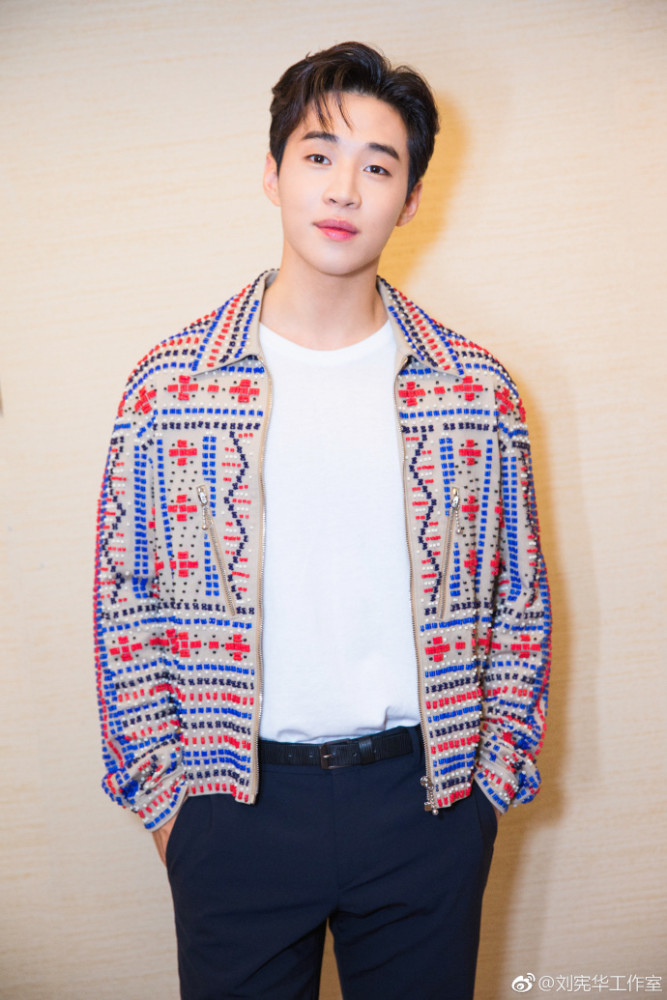 刘宪华晒照肌肉线条明显，网友直呼小奶狗，这样的大华喜欢么