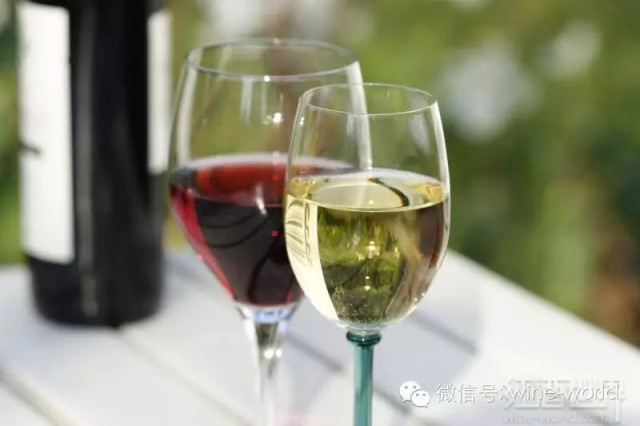 除了颜色,红葡萄酒与白葡萄酒还有什么不同?