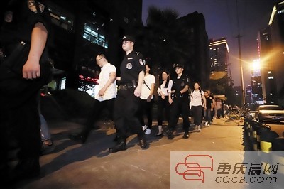 用办信用卡骗了11万人 重庆警方一锅端