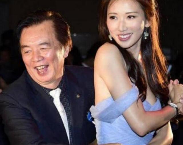 林志玲穿成这样与父亲跳舞,太尴尬了,尤其最后