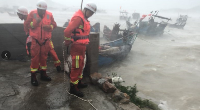 福建消防官兵冒14级台风跳入巨浪中 救出3名被困渔民