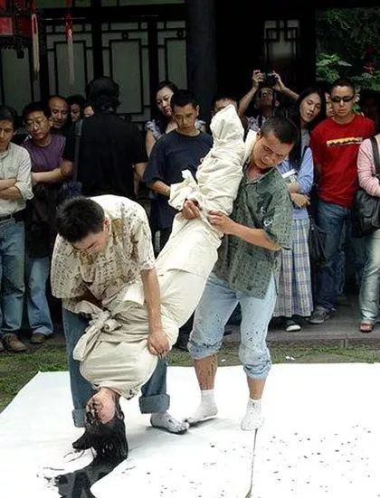 四川美院教授在美女身体写书法,被批糟践文化