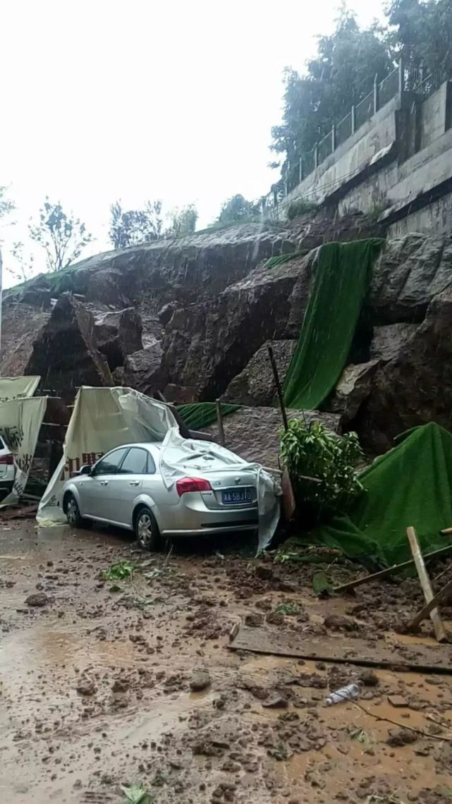 长沙受台风玛莉亚影响突降暴雨 一小区附近滑