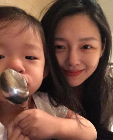 素颜大S晒儿女近照 散发着母性光辉