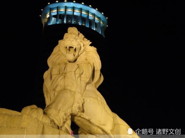 上一张十多年前,石狮论坛上一位网友拍的狮标夜景,狮标头上类似皇冠