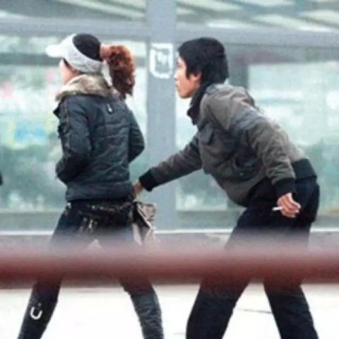 爆笑!一小偷在超市里偷东西,居然如此高明。