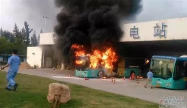深圳加电站大巴充电起火 新能源汽车发展中的