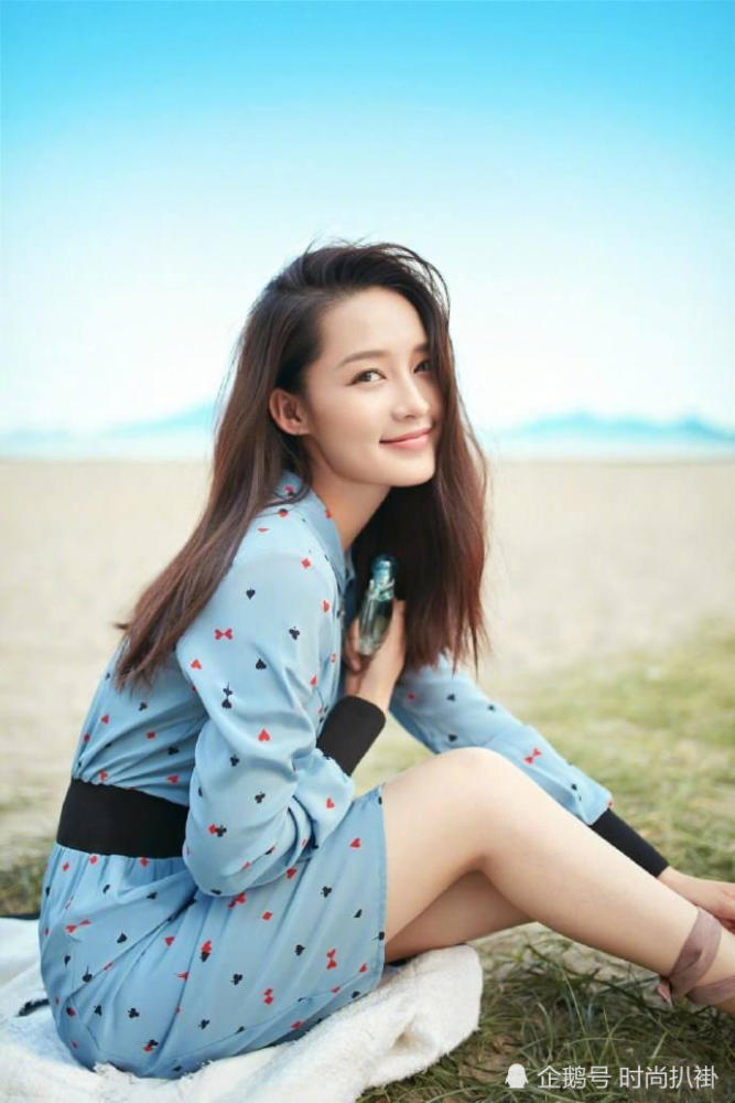 李沁又出来带货了!秀小蛮腰穿裙子的她最美