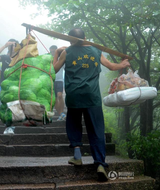 黄山挑夫 百斤重物仅200元工钱