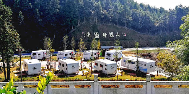 企鹅星主播化身足球宝贝 天岳飞龙体验刺激飞