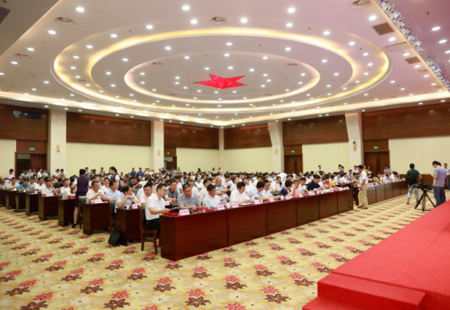 钰龙集团与汉川市政府签署黄龙湖国际生态城