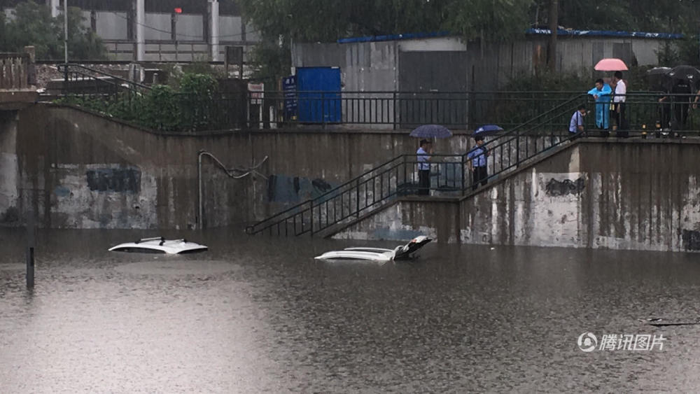 警察在现场救援。