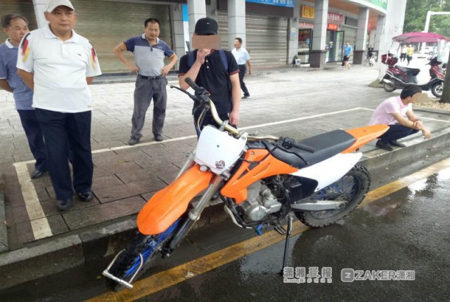 常德4名大学生凑钱买摩托车,1人飙车被扣面临