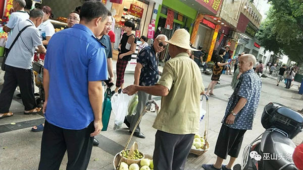 巫山通报：城管执法不当致卖菜老人摔倒在地，已停职