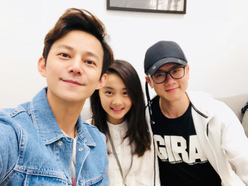 孙莉微博晒照引发感叹,12岁多多身高惊人,二人