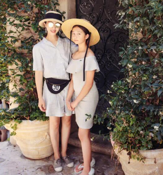 孙莉微博晒照引发感叹,12岁多多身高惊人,二人