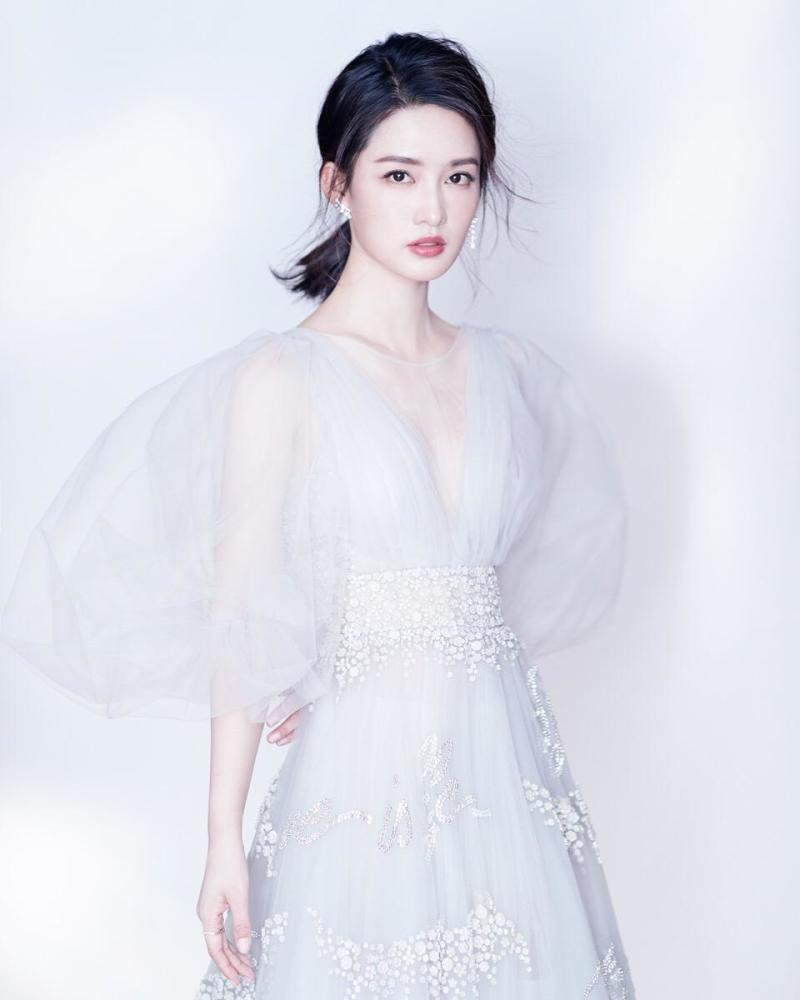 这款造型选择的是身穿一件蓝抹胸带波点的礼服,李沁穿上这件礼服鲜得