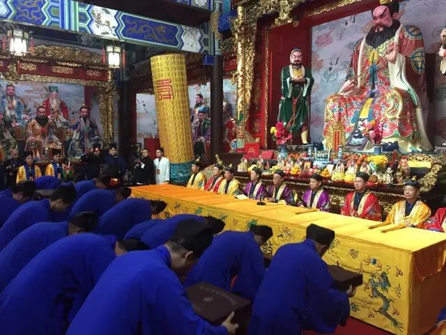 东汉时期,教祖张道陵在阳平山修道,设立二十四治区,天授正一盟威经箓