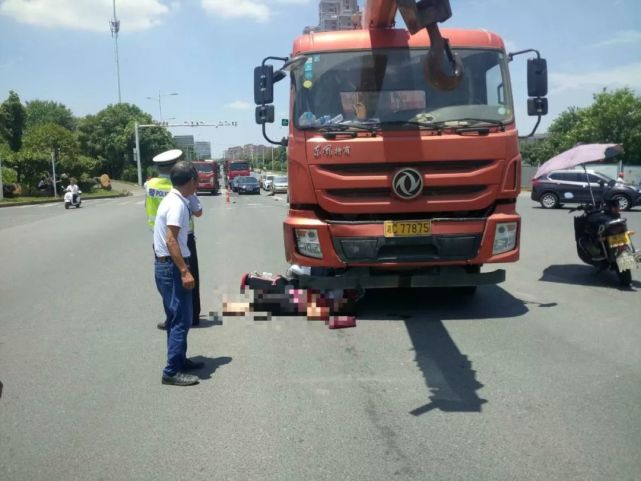湘潭一女子骑电动车带孩子闯红灯 被大货车卷