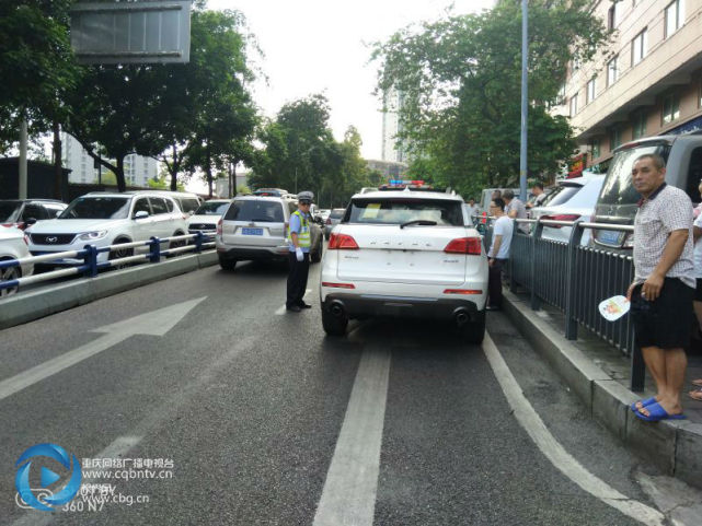 女子提新车开到半路没油 下车去加油站回来车
