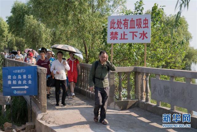 岳阳防疫人员开展防疫教育 预防汛期血吸虫病