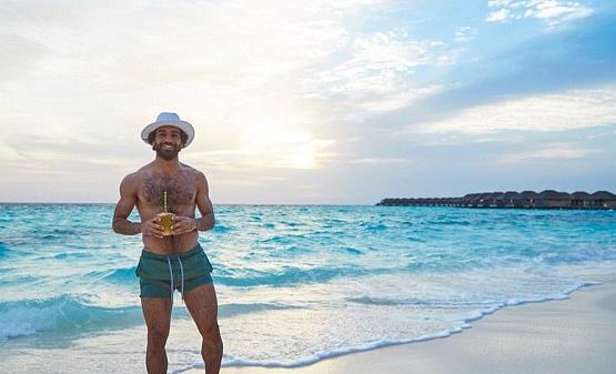 世界杯失利度假疗伤!萨拉赫享受阳光沙滩 月底